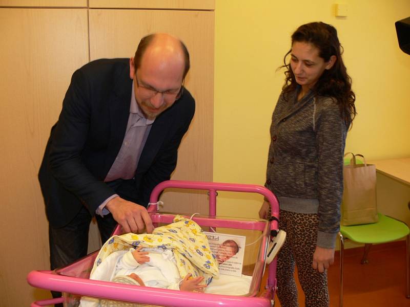 Hejtman odměnil první miminka Královéhradeckého kraje narozená v Jičíně.