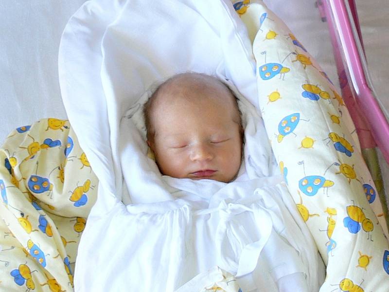 FELIX PLECHÁČ  potěšil svým příchodem na svět své rodiče Ditu Plecháčovou a Richarda Koláře v sobotu 25. března. Vážil 2,9 kg a měřil 48 cm, bydlí společně v Jičíně. 