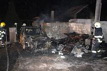 Požár rodinného domu, garáže a několika vozidel v Budčevsi.