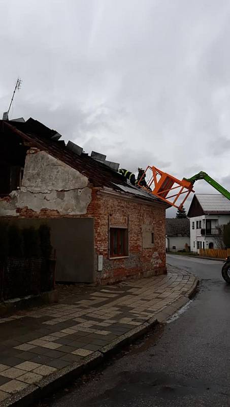 Orkán Sabine zbořil štít u jednoho z domů v Miletíně a odnesl část střechy.