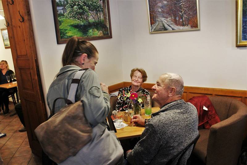 Výstava obrazů Jakuba Lustiga bude v kavárně Amos viset do 30. listopadu.