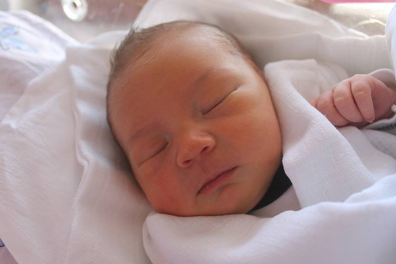 Matyáš Stýblo je prvním miminkem v rodině Petry a Martina Stýblových z Jičína. Narodil se 12. května v 17.07 hodin s váhou 3480 gramů a mírou 50 cm.