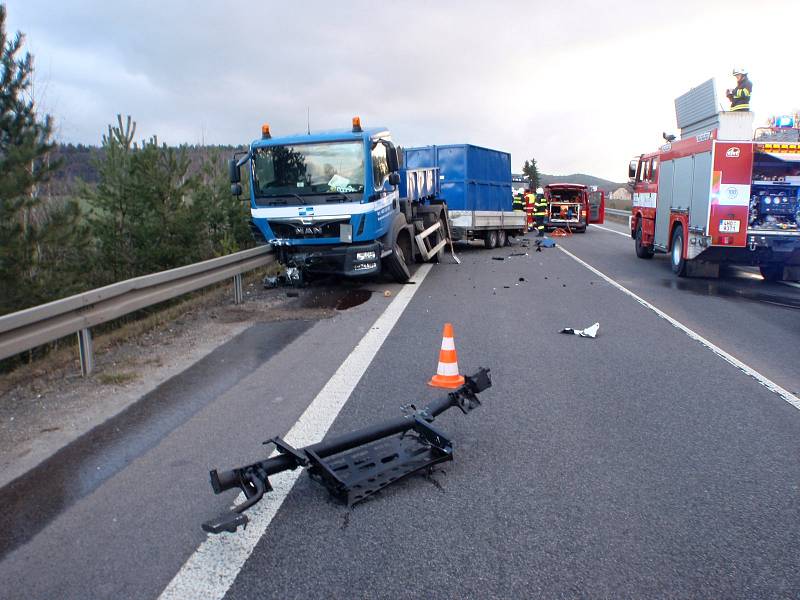 Srážka oktávie s nákladním autem u Dřevěnice.