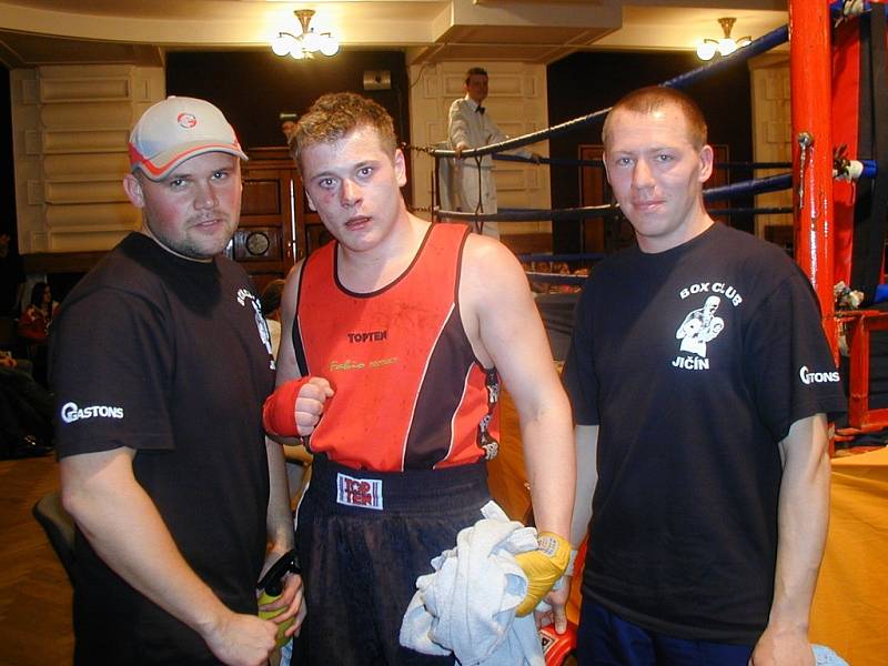 Úspěšný boxer Martin Křelina (na snímku uprostřed) se svými trenéry Bedřichem Doležalem mladšíím vlevo a Miroslavem Janďourekm. 