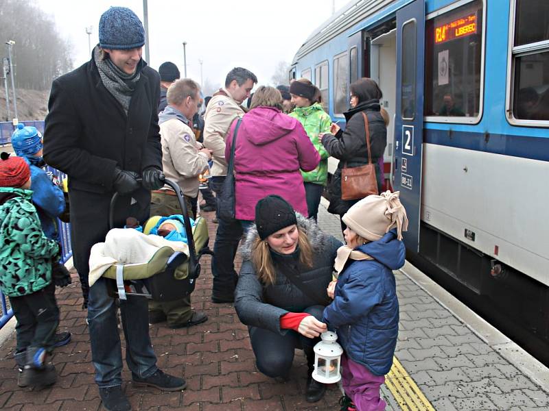 Staropačtí skauti přivezli Betlémské světlo.