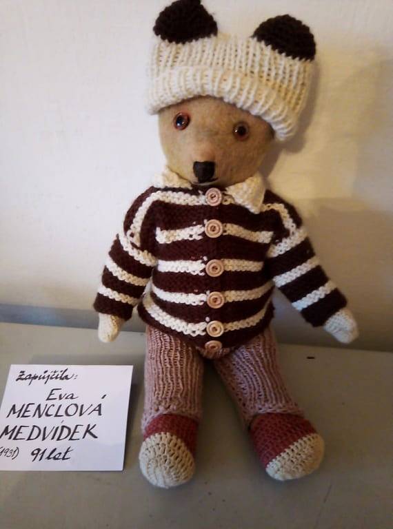 Nejstarší hračce je 91 let, je to medvídek zapůjčený Evou Menclovou.