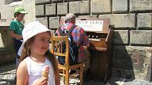 Harmonium v centru Jičína.