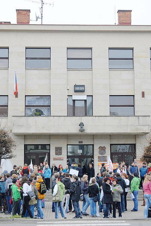 Protesty proti plánovanému zrušení čtyřletého gymnázia.