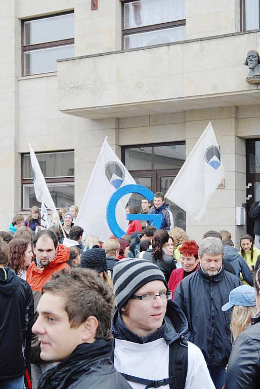 Protesty proti plánovanému zrušení čtyřletého gymnázia.