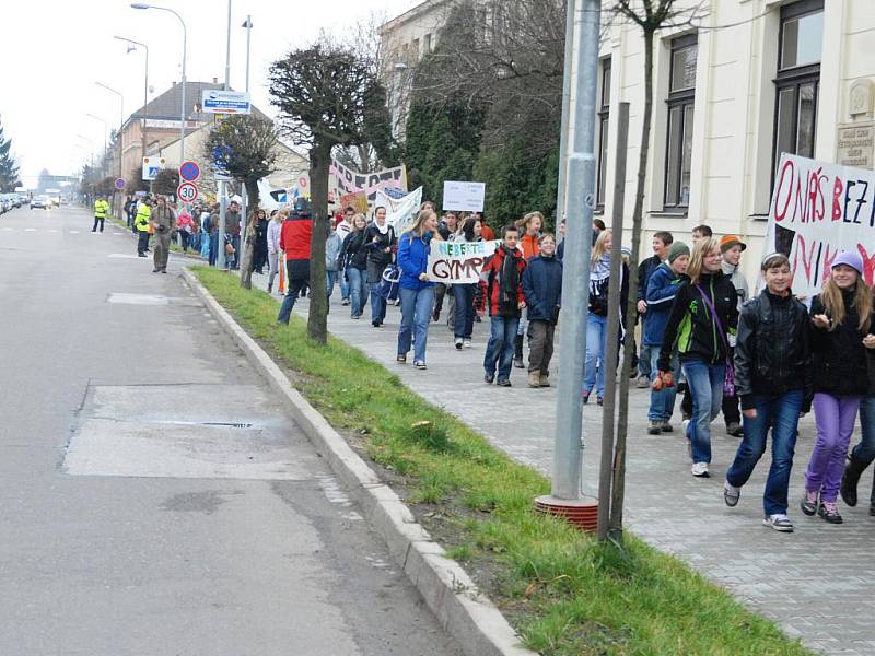 Protesty proti plánovanému zrušení čtyřletého gymnázia.