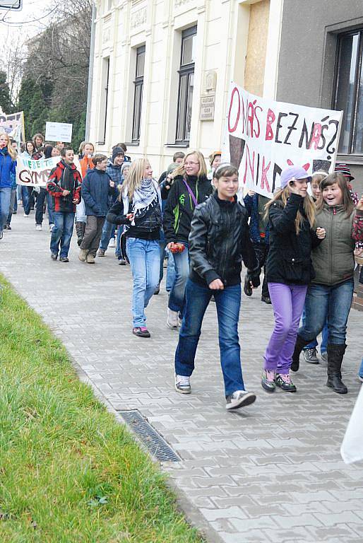 Protesty proti plánovanému zrušení čtyřletého gymnázia.