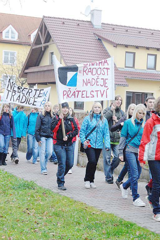 Protesty proti plánovanému zrušení čtyřletého gymnázia.