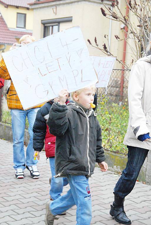 Protesty proti plánovanému zrušení čtyřletého gymnázia.