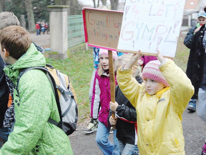 Protesty proti plánovanému zrušení čtyřletého gymnázia.