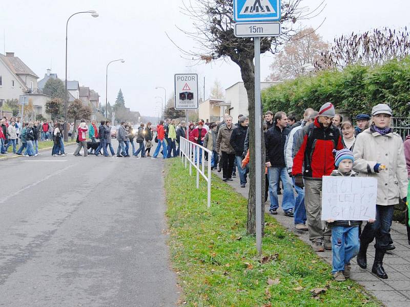 Protesty proti plánovanému zrušení čtyřletého gymnázia.