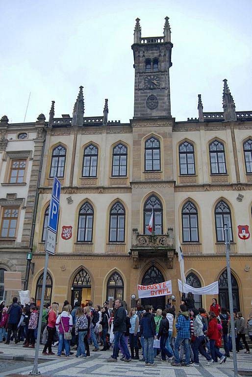 Protesty proti plánovanému zrušení čtyřletého gymnázia.