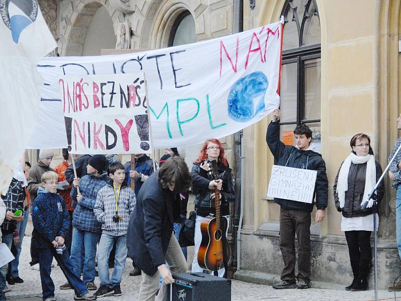 Protesty proti plánovanému zrušení čtyřletého gymnázia.