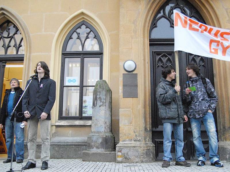 Protesty proti plánovanému zrušení čtyřletého gymnázia.