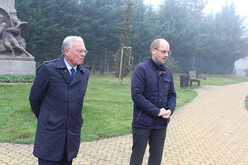 Veřejnost, žáci ZŠ Husova a představitelé města Jičín si připomněli Den vzniku samostatného československého státu.