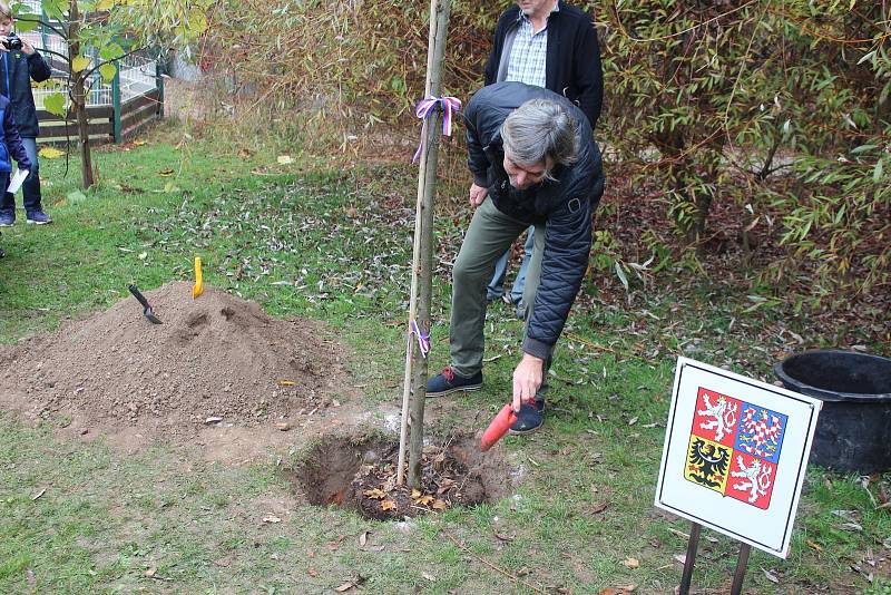 Veřejnost, žáci ZŠ Husova a představitelé města Jičín si připomněli Den vzniku samostatného československého státu.