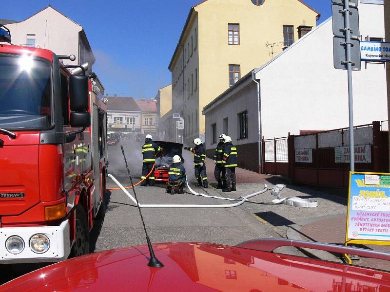 Požár auta v jičínské Šafaříkově ulici.