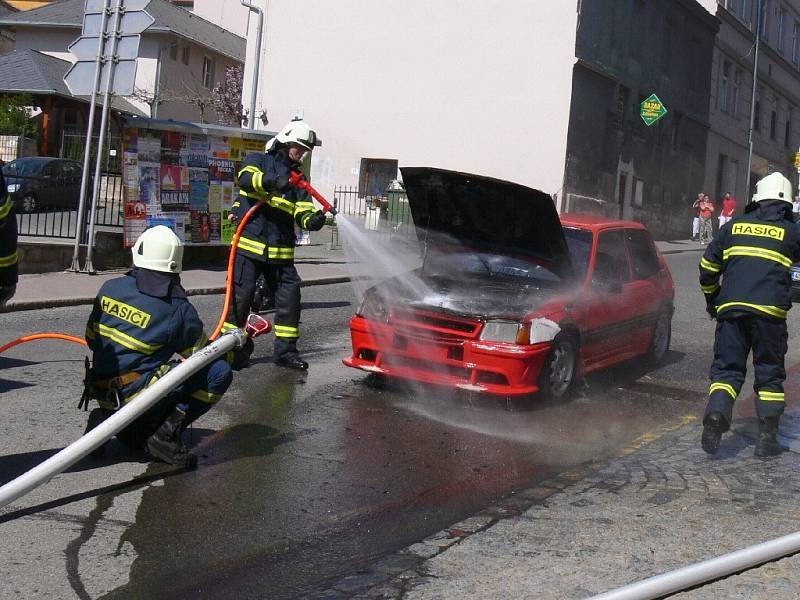 Požár auta v jičínské Šafaříkově ulici.