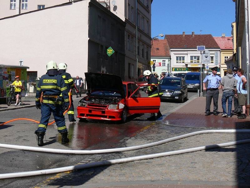 Požár auta v jičínské Šafaříkově ulici.