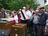 Včelaři ZO Lázně Bělohrad a ZO Hořice na návštěvě VÚ včelařského v Dole 30. 4. 2011. Pracovník ústavu včelařského Ing. Dalibor Titěra ukazuje včelařům "hodné" včely na plástu. 
