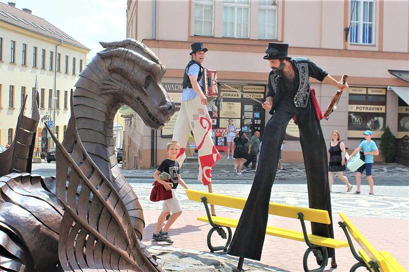 Multižánrový festival v ulicích města zahájil netradiční pochod dua Notochod od Masarykova divadla.