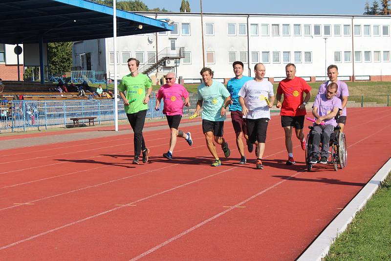 Na jičínském venkovním oválu se uskutečnil první štafetový maraton žáků základních škol.