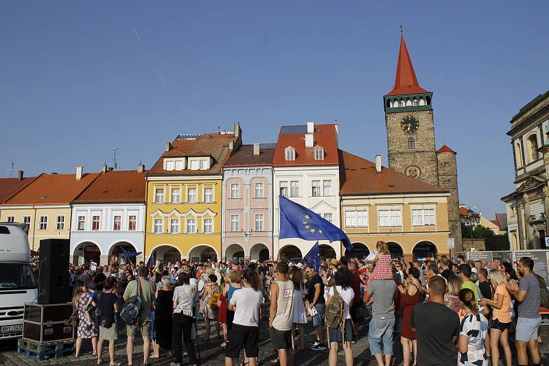 Na demonstraci proti Andreji Babišovi přišlo v Jičíně pět set lidí.