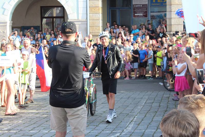 Daniela Polmana, který dokončil extrémní cyklistický závod napříč Amerikou, vítala Nová Paka. Amatérský cyklista se davu poklonil a poděkoval za přízeň fanoušků, která ho hnala do cíle nejtěžšího a nejdelšího závodu světa.