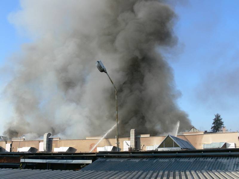 Požár v areálu novopacké firmy v ulici Legií.