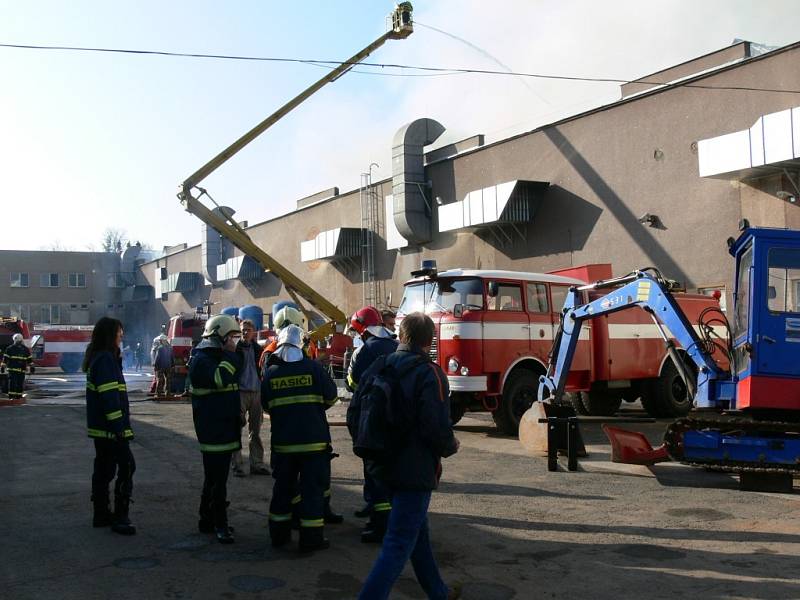 Požár v areálu novopacké firmy v ulici Legií.