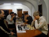 Šachový turnaj v zasedací síni jičínského městského úřadu.
