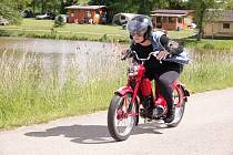 Poslední květnovou sobotu bylo v kempu v Lužanech u Jičína pořádně rušno, uskutečnila se zde tradiční vyjížďka 19. ročníku „Sendražické Padede“ na motocyklech o objemu max. 50 ccm.