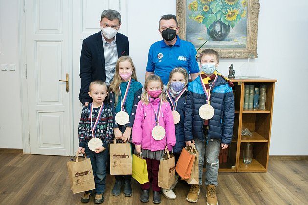 Duchapřítomné děti, které pomohly s vypátráním pachatele, přijal krátce před Vánoci starosta města Aleš Svoboda. Dostaly dárky a také medaili za bdělost a vzornou spolupráci.