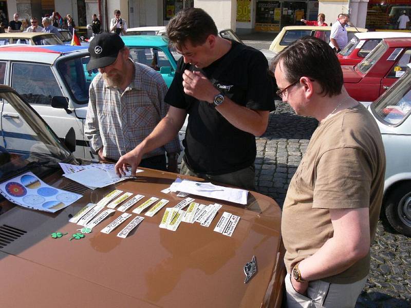 Přehlídka vozů značky Trabant na jičínském Valdštejnově náměstí.