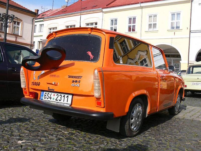 Přehlídka vozů značky Trabant na jičínském Valdštejnově náměstí.