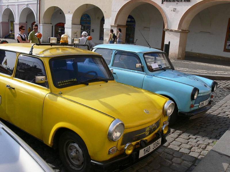 Přehlídka vozů značky Trabant na jičínském Valdštejnově náměstí.