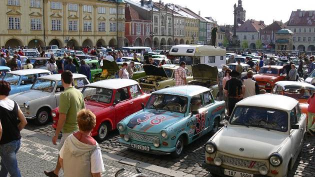 Přehlídka vozů značky Trabant na jičínském Valdštejnově náměstí.