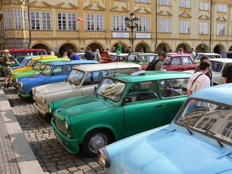 Přehlídka vozů značky Trabant na jičínském Valdštejnově náměstí.