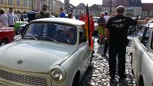 Přehlídka vozů značky Trabant na jičínském Valdštejnově náměstí.