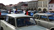 Přehlídka vozů značky Trabant na jičínském Valdštejnově náměstí.