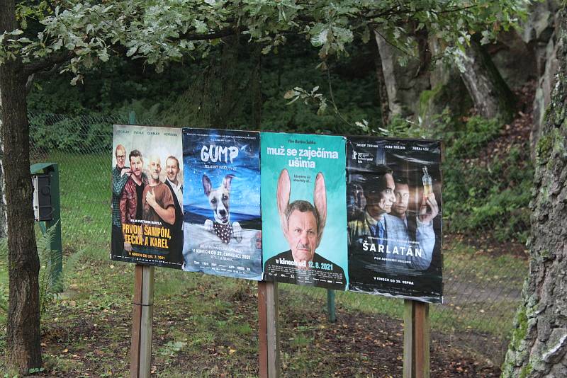 Na provozu letního kina se v Boháňce podílí asi 90 procent místních. Někdo promítá, někdo vybírá filmy, někdo sedí u pokladny a další prodává občerstvení.
