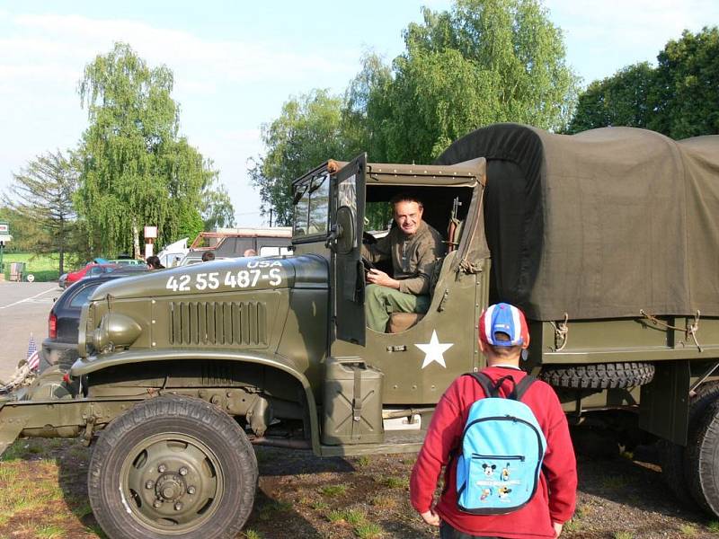 Hořicemi projeli američtí autoveteráni v rámci Mise Velichovky 2009.