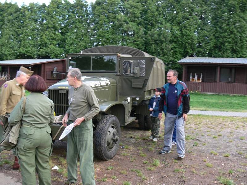 Hořicemi projeli američtí autoveteráni v rámci Mise Velichovky 2009.