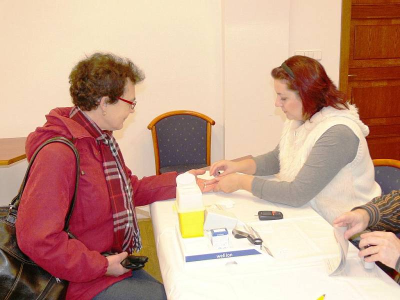 Hana Čejková (vlevo) při měření cukru a krevního tlaku.