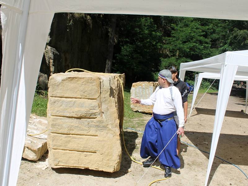 Sochaři začínají v rámci sympozia pracovat v hořickém lomu sv. Josefa.