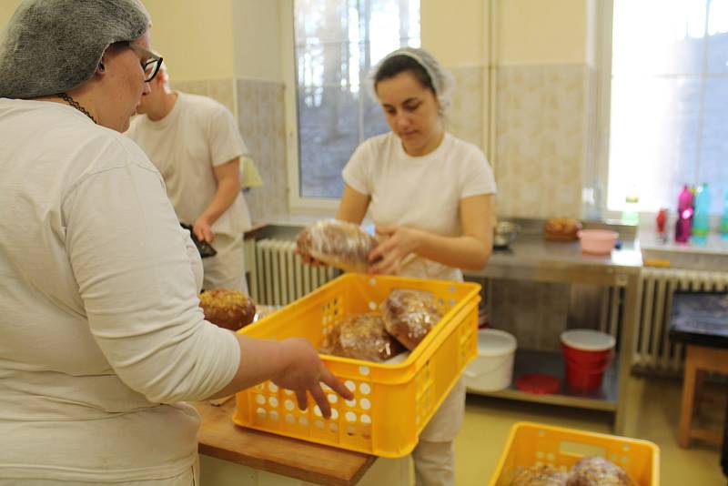 Výroba velikonočních dobrot v odborných dílnách Střední školy gastronomie a služeb v Nové Pace.